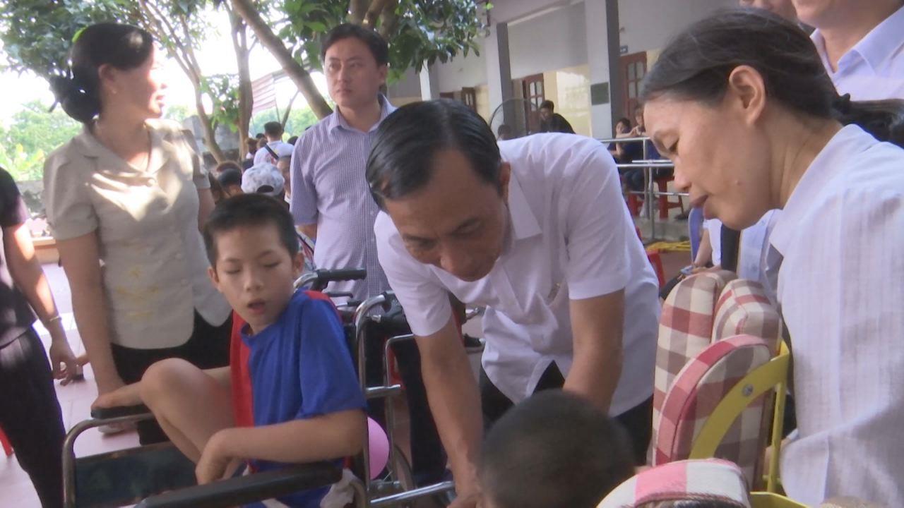 Phó Chủ tịch UBND tỉnh Nguyễn Văn Phong thăm và tặng quà tết Trung thu cho trẻ em khuyết tật