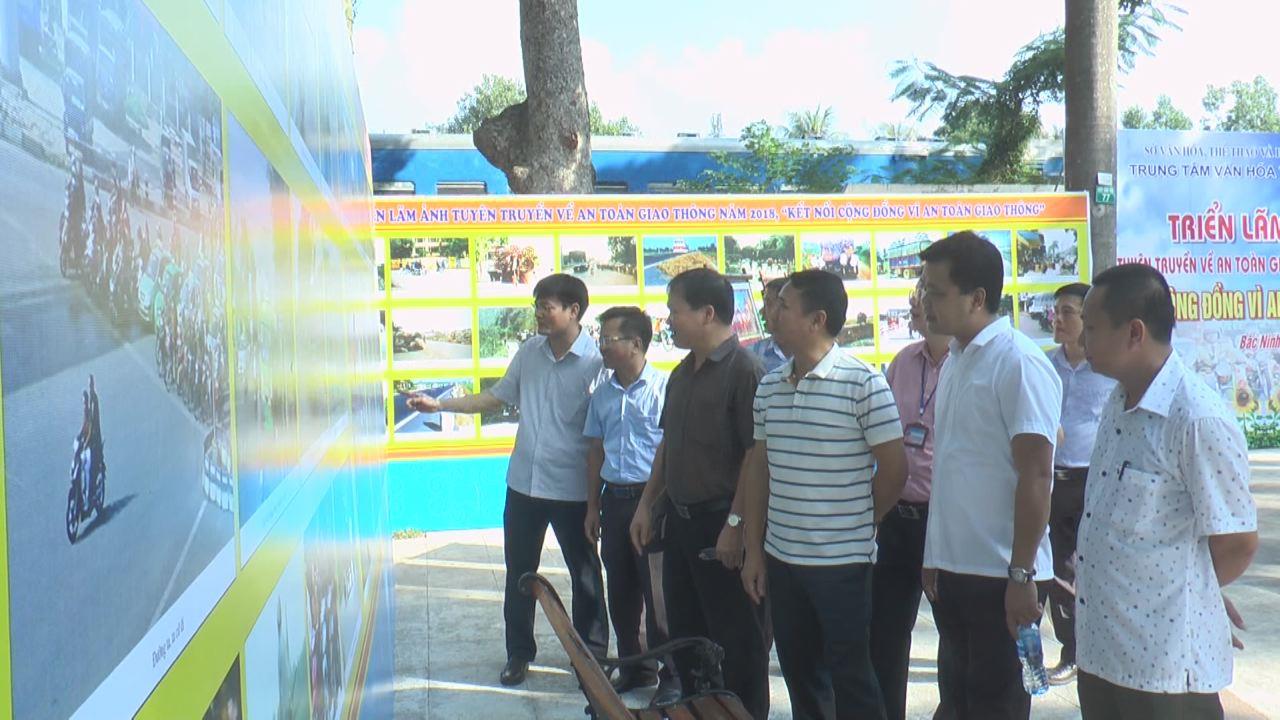 Triển lãm ảnh “Kết nối cộng đồng vì an toàn giao thông”