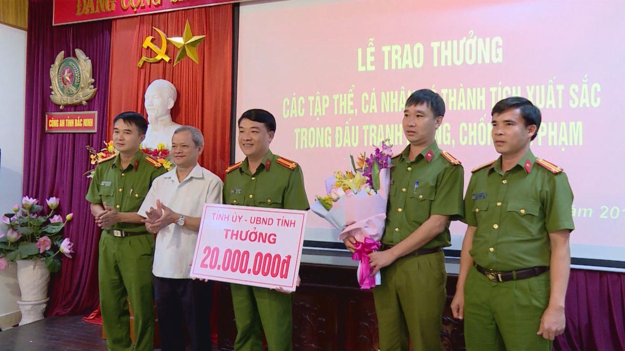 Chủ tịch UBND tỉnh thưởng nóng đấu tranh phòng chống tội phạm