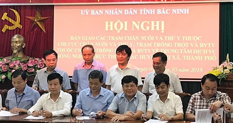 Bàn giao các đơn vị ngành Nông nghiệp cấp huyện về UBND cấp huyện, thị xã, thành phố