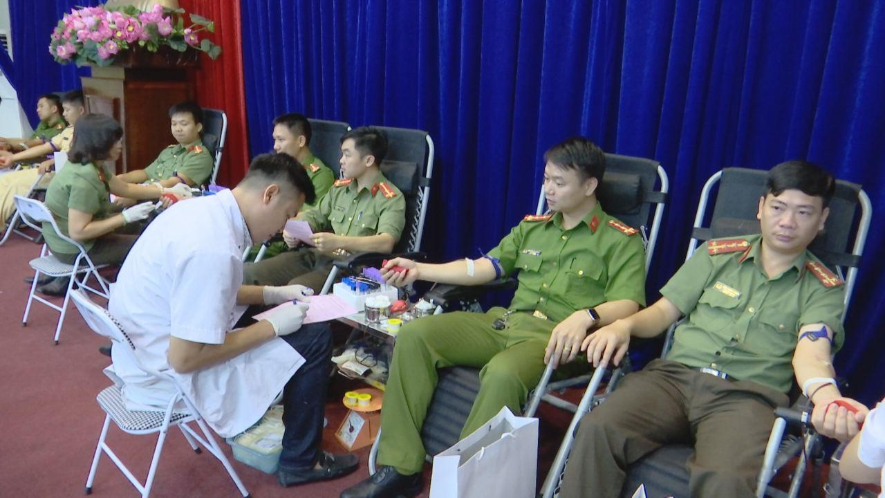 Đoàn Thanh niên Công an tỉnh hiến máu tình nguyện