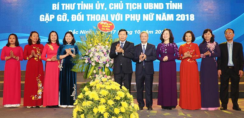 Lãnh đạo tỉnh gặp gỡ đối thoại với phụ nữ