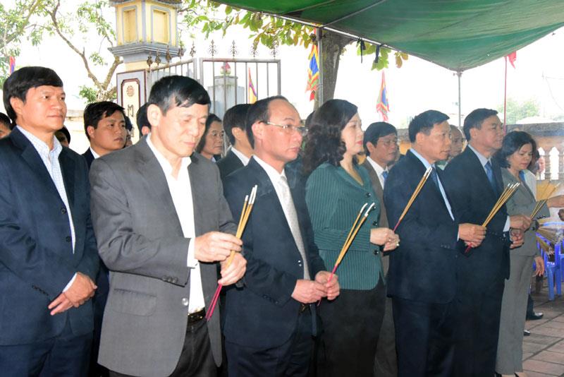 Đoàn đại biểu Tỉnh ủy, HĐND, UBND, Ủy ban MTTQ tỉnh dâng hương tưởng niệm Chủ tịch Hồ Chí Minh