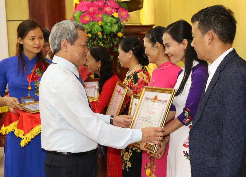 UBND tỉnh họp phiên thường kỳ tháng 10/2018