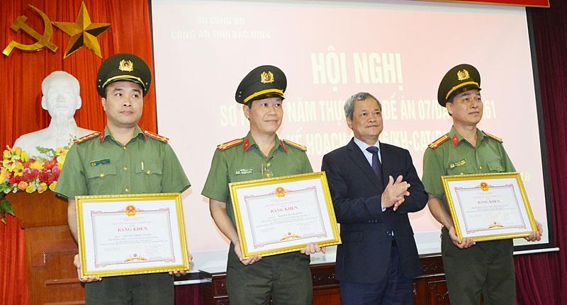 Chủ tịch UBND tỉnh khen thưởng tập thể, cá nhân  trong đấu tranh phòng chống tội phạm