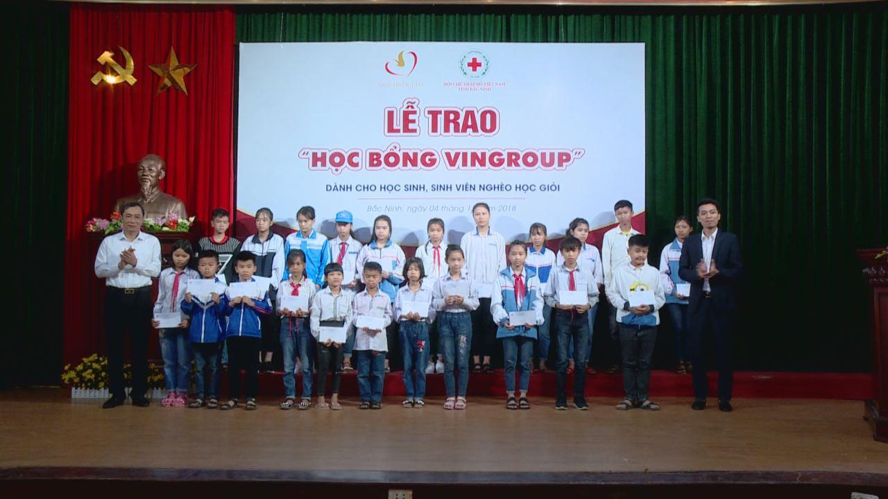 Gần 130 học sinh, sinh viên nghèo học giỏi của tỉnh nhận học bổng Vingroup