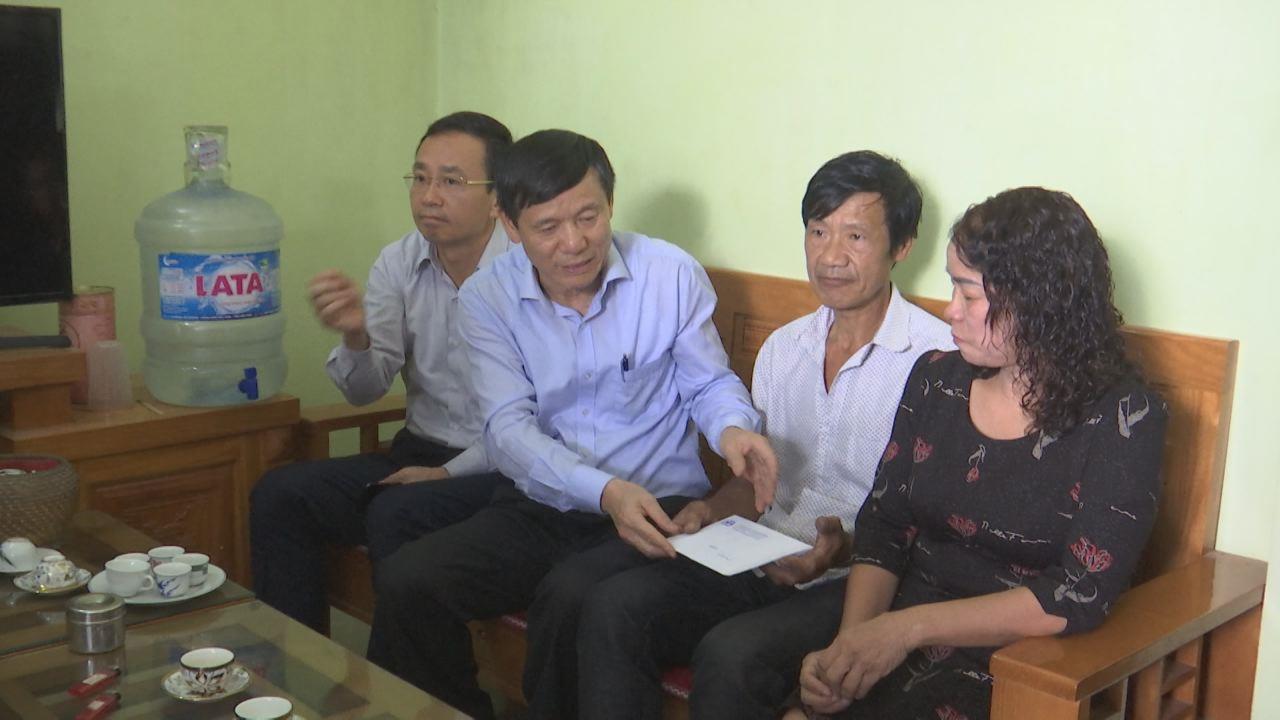 Phó Chủ tịch Thường trực UBND tỉnh Nguyễn Tiến Nhường thăm, động viên các gia đình có nạn nhân tử vong vì tai nạn giao thông