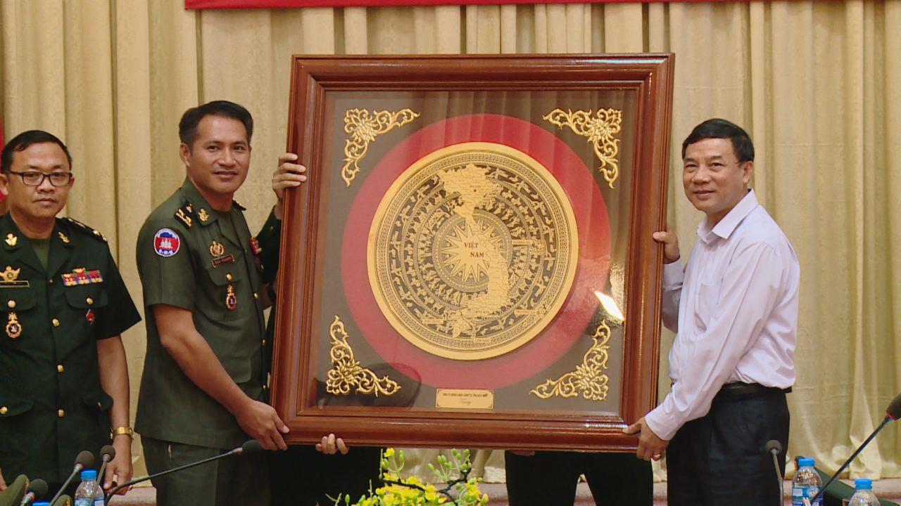 Phó Bí thư Thường trực Tỉnh ủy Nguyễn Hữu Quất tiếp đoàn học viên sĩ quan cao cấp Hoàng gia Campuchia