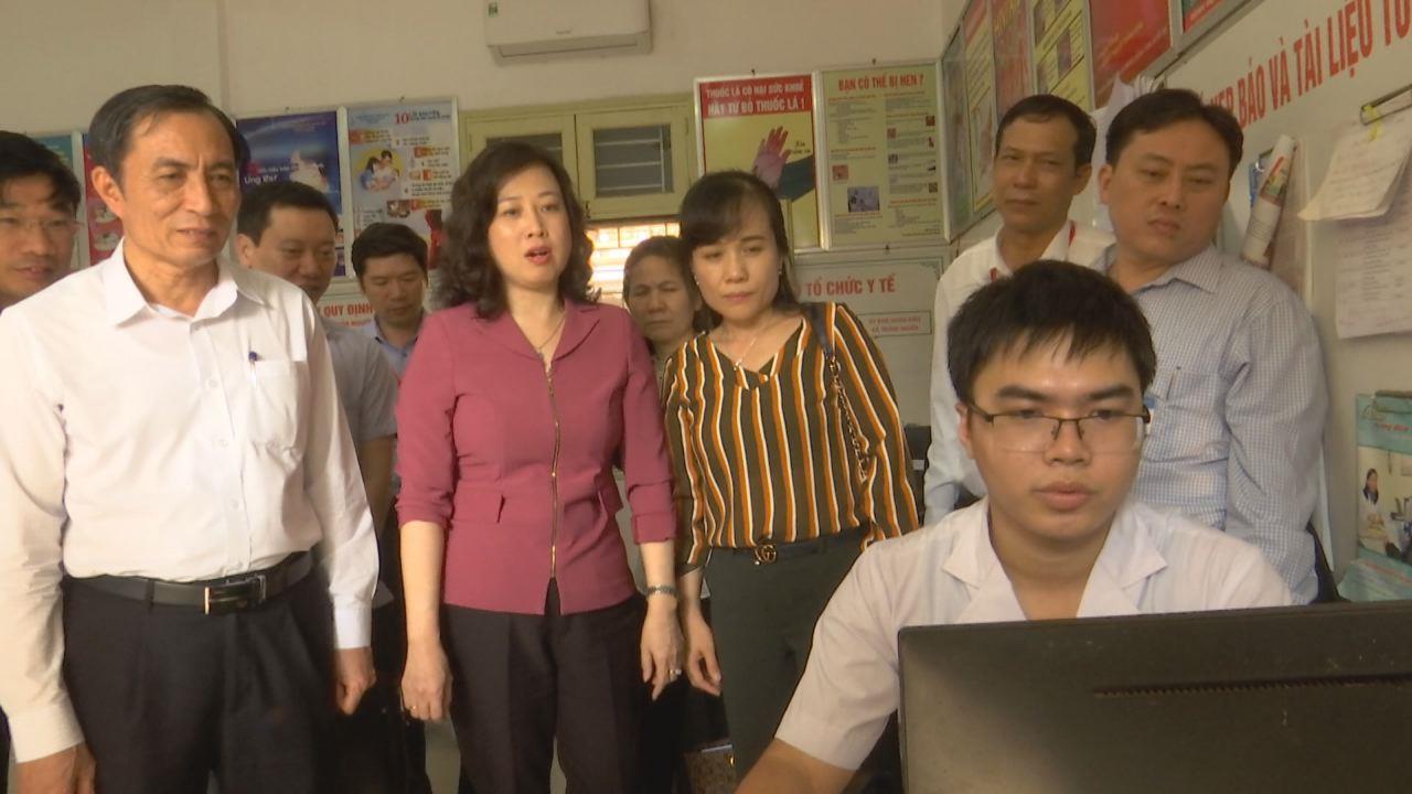 Phó Bí thư Tỉnh ủy Đào Hồng Lan kiểm tra tình hình sáp nhập các đơn vị y tế tuyến huyện tại Yên Phong