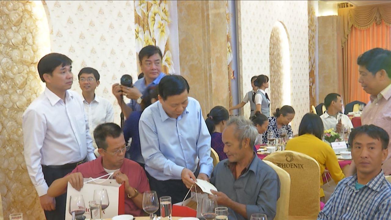 Công ty TNHH phát triển du lịch quốc tế Phượng Hoàng gặp mặt tặng quà hộ nghèo