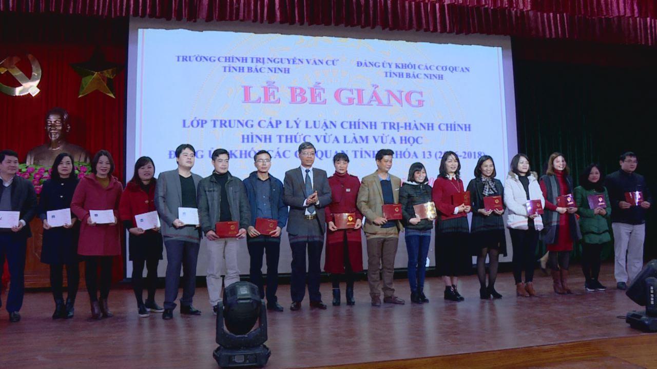 Bế giảng lớp Trung cấp lý luận Chính trị - Hành chính