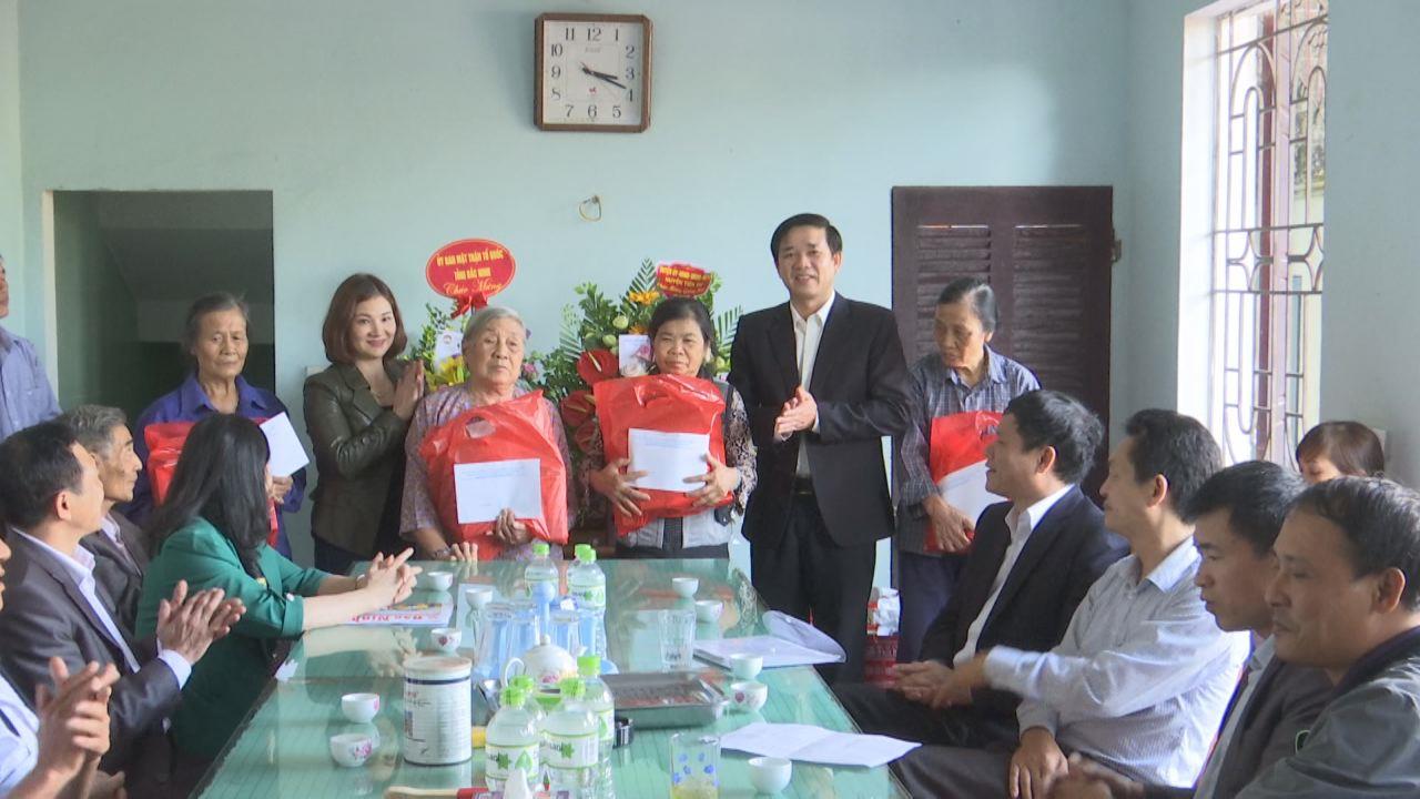 Ủy ban MTTQ tỉnh thăm và tặng quà Linh mục và giáo dân nghèo  thôn Nam Viên, Lạc Vệ, huyện Tiên Du