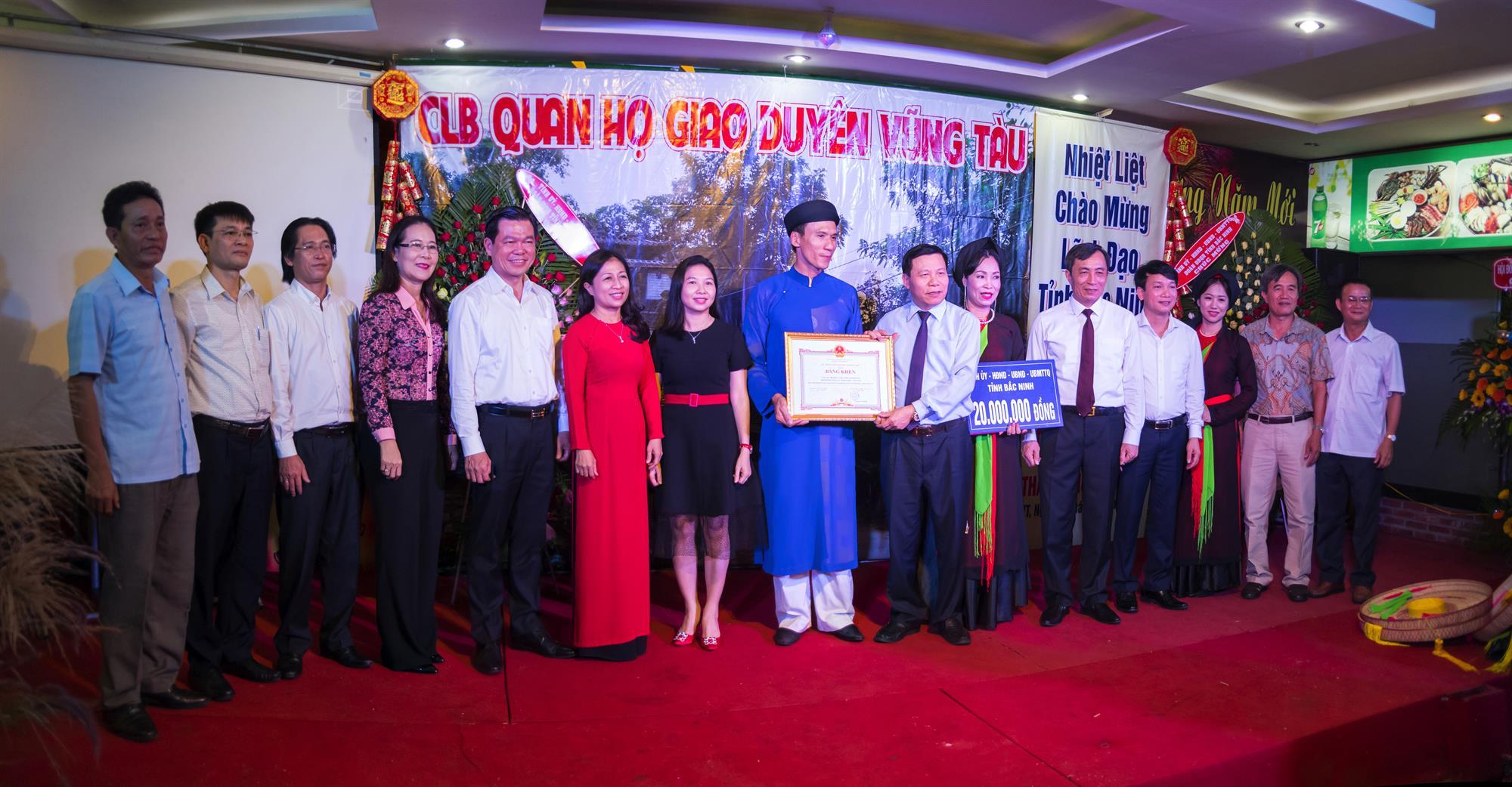 Bí thư Tỉnh ủy trao Bằng khen cho CLB Quan họ Giao duyên Vũng Tàu