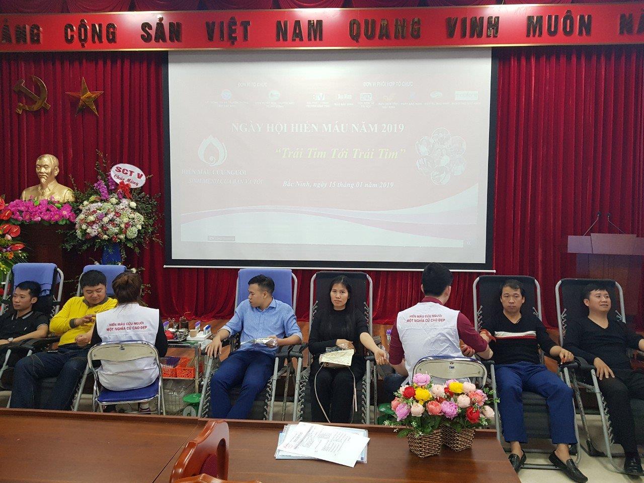 Hơn 120 Đoàn viên thanh niên tham gia  ngày hội hiến máu " Trái tim đến trái tim"