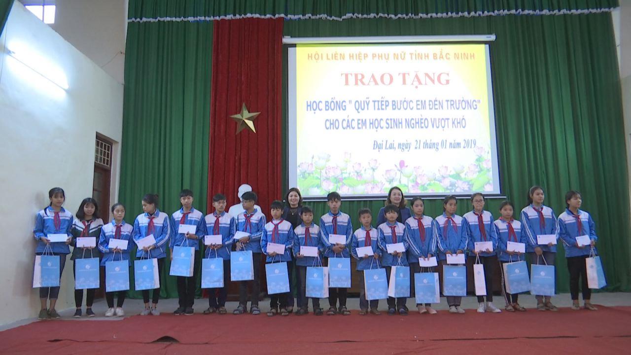 Hội LHPN tỉnh tặng học bổng Quỹ “Tiếp bước em đến trường”