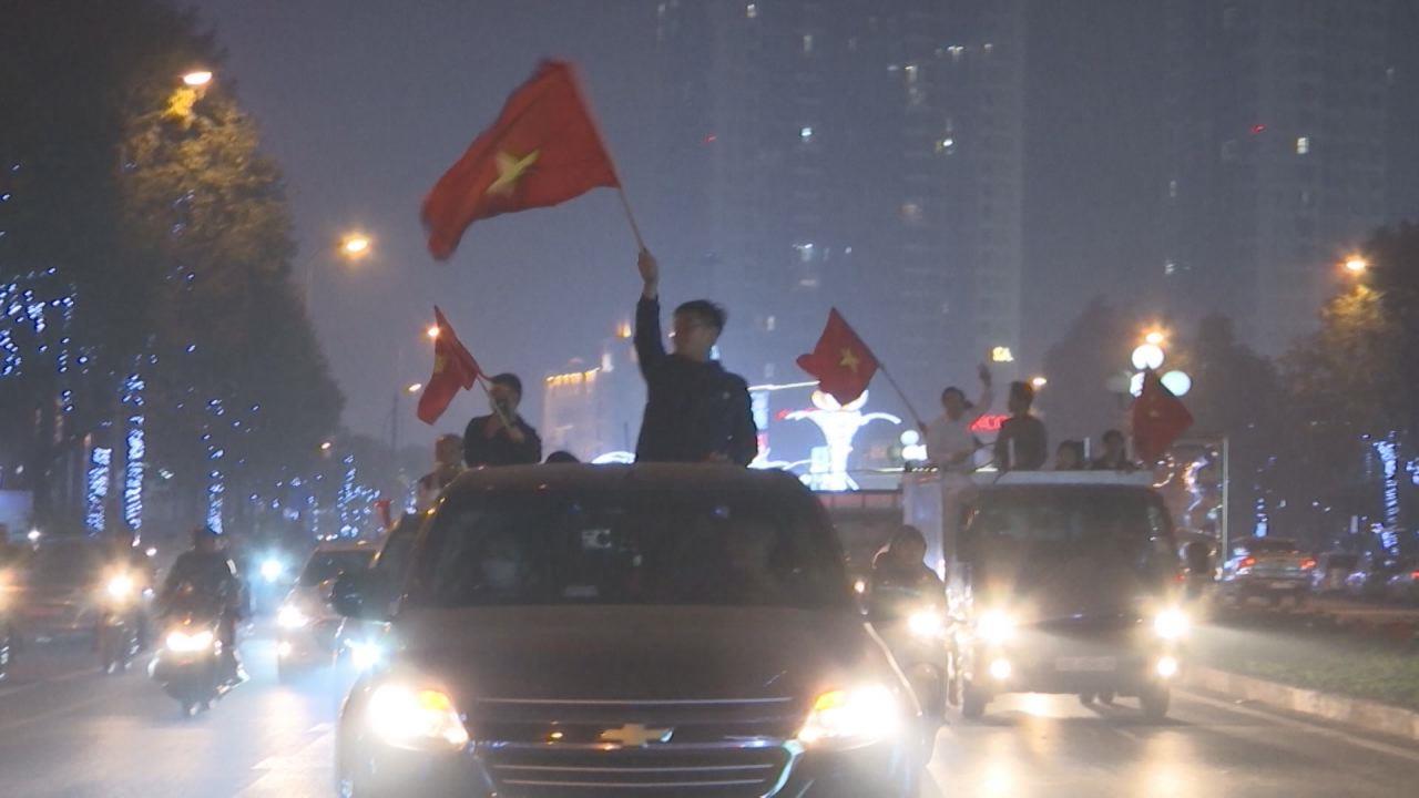 Người hâm mộ thành phố Bắc Ninh xuống đường cổ vũ cho đội tuyển Việt Nam