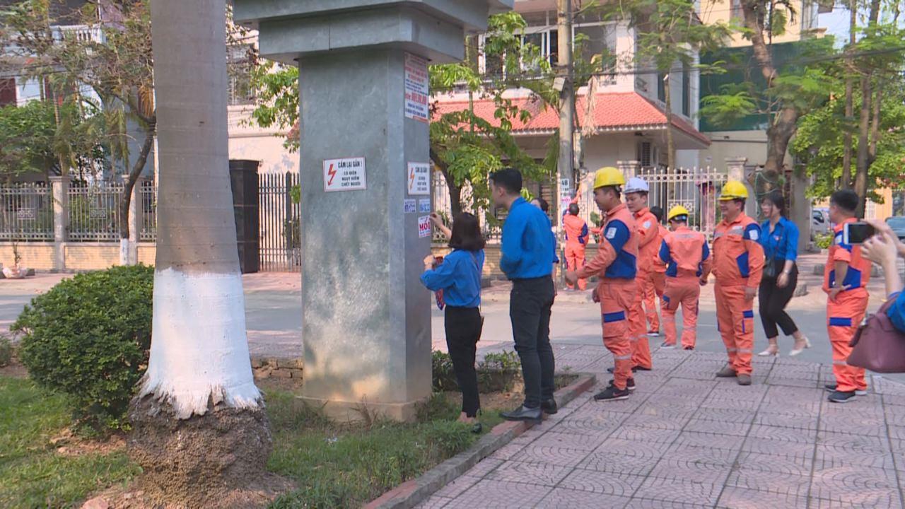 Tuổi trẻ Bắc Ninh làm sạch ruộng đồng, chung tay xây dựng nông thôn mới