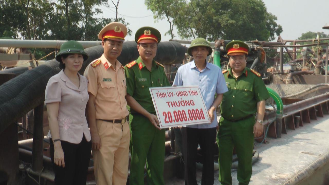 Lãnh đạo tỉnh khen thưởng các lực lượng chống khai thác cát trái phép