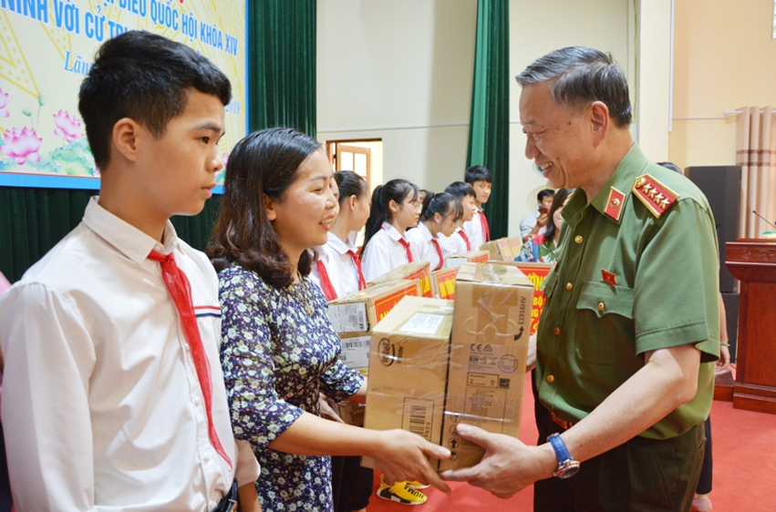 Đoàn đại biểu Quốc hội tỉnh tiếp xúc cử tri tại xã Lãng Ngâm (Gia Bình)