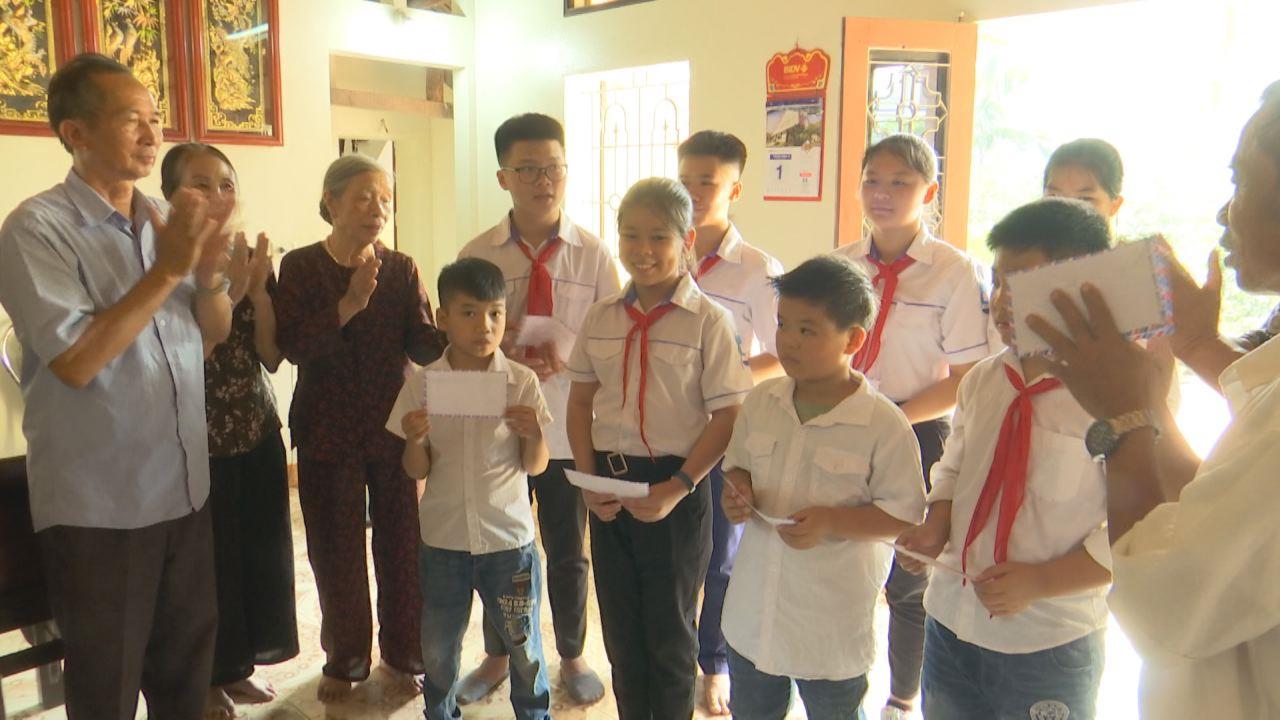 Trao thưởng khuyến học cho học sinh, giáo viên có hoàn cảnh đặc biệt khó khăn