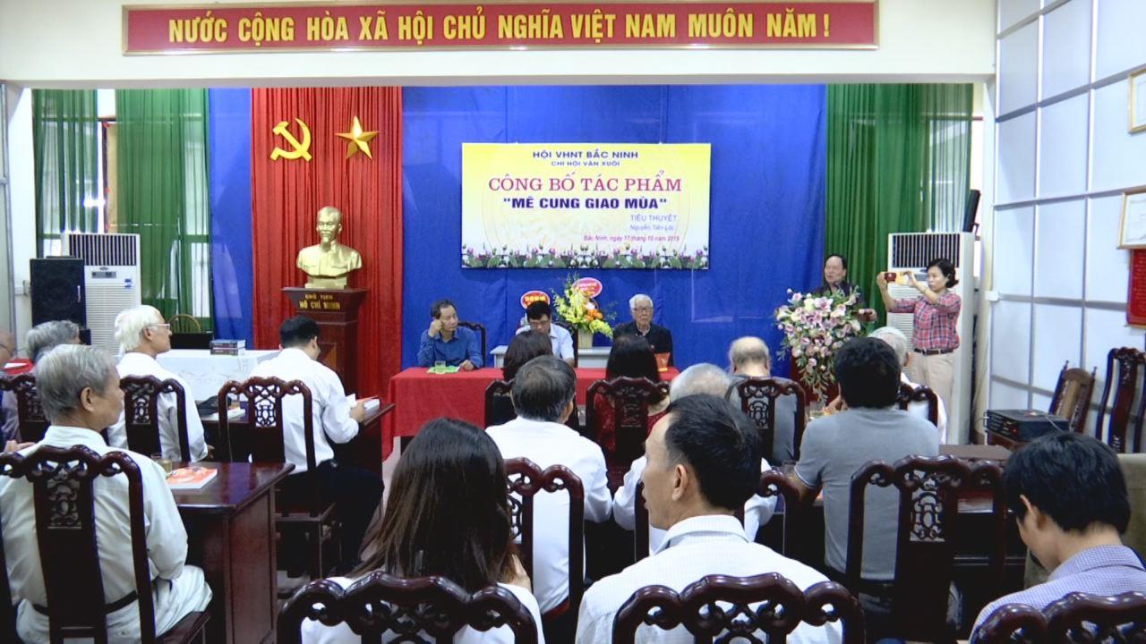 Công bố tác phẩm “Mê cung giao mùa”