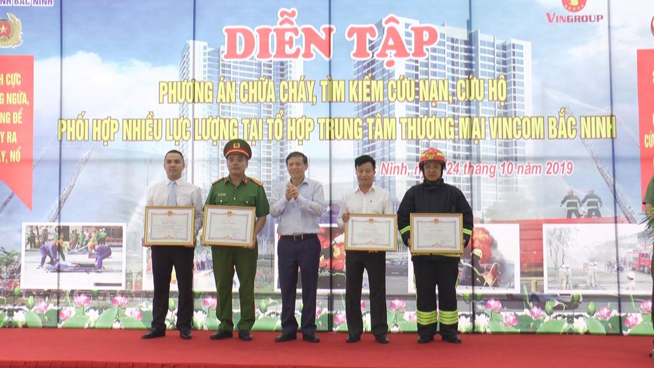 Diễn tập phương án chữa cháy và cứu nạn cứu hộ tại Trung tâm thương mại Vincom Bắc Ninh