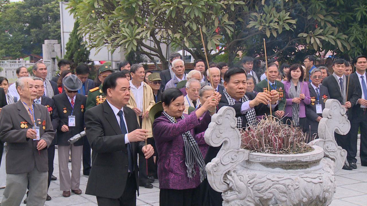 Dâng hương Kỷ niệm 70 năm thành lập Đội Thiếu niên du kích Đình Bảng