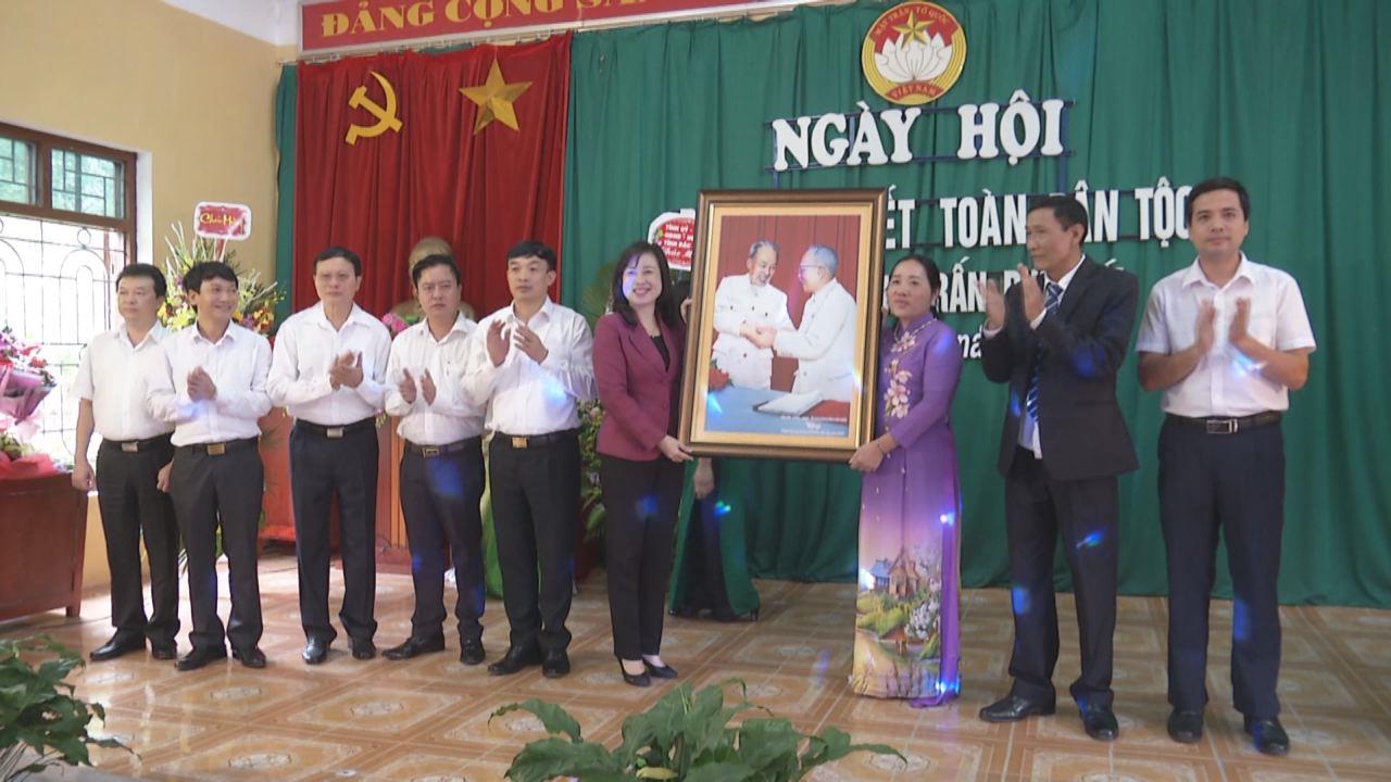 Phó Bí thư Tỉnh ủy Đào Hồng Lan dự ngày hội Đại đoàn kết dân tại thị trấn Phố Mới, huyện Quế Võ