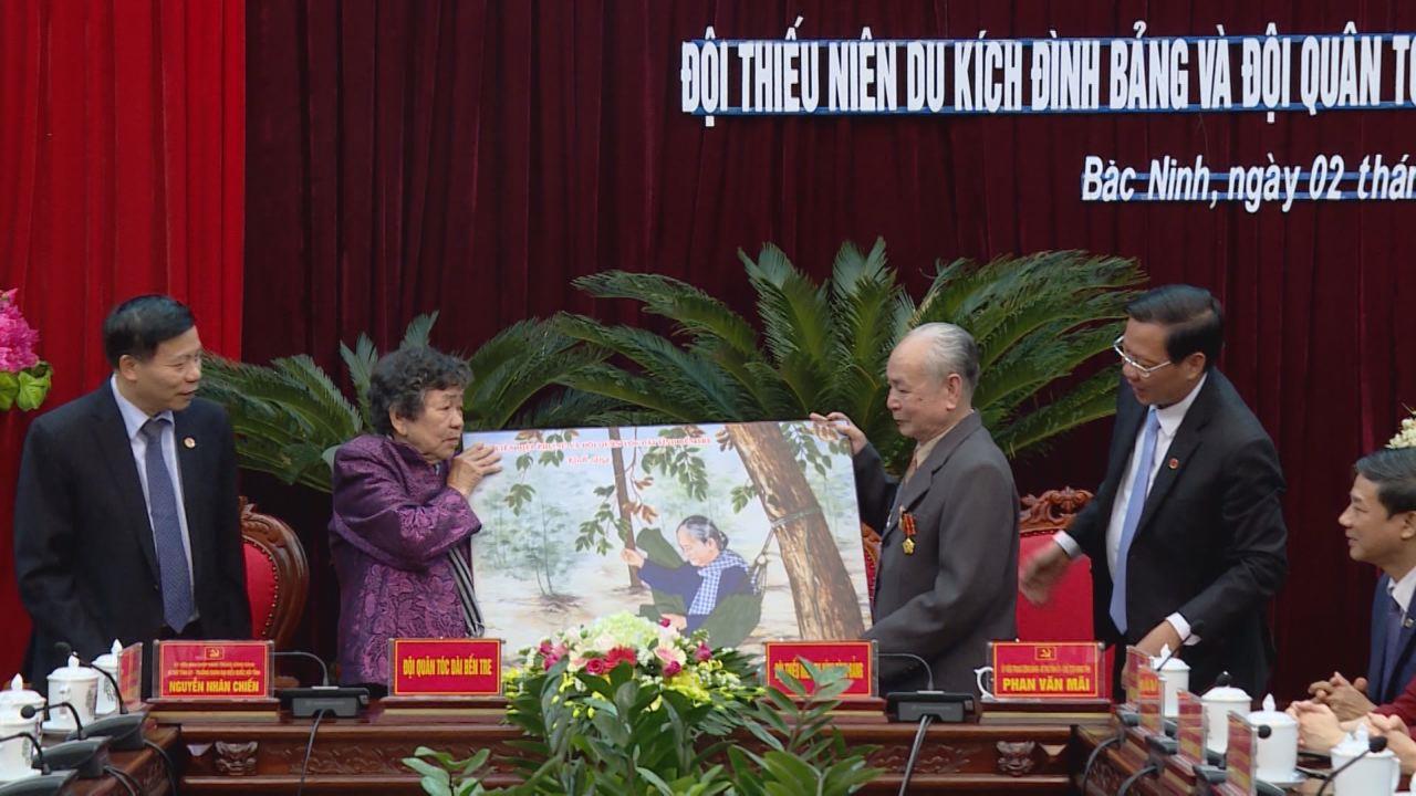 Gặp mặt Đội Thiếu niên du kích Đình Bảng và Đội Quân tóc dài Bến Tre