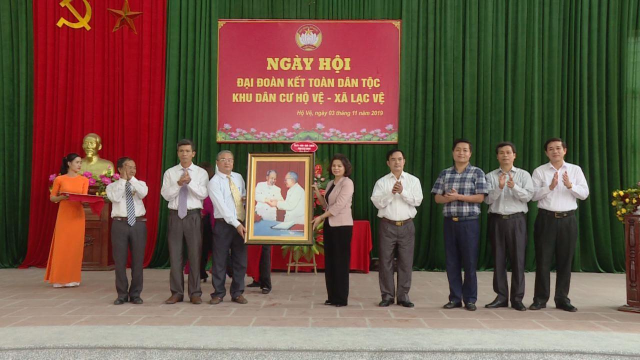 Chủ tịch HĐND tỉnh Nguyễn Hương Giang  dự ngày hội Đại đoàn kết tại xã Lạc Vệ, Tiên Du