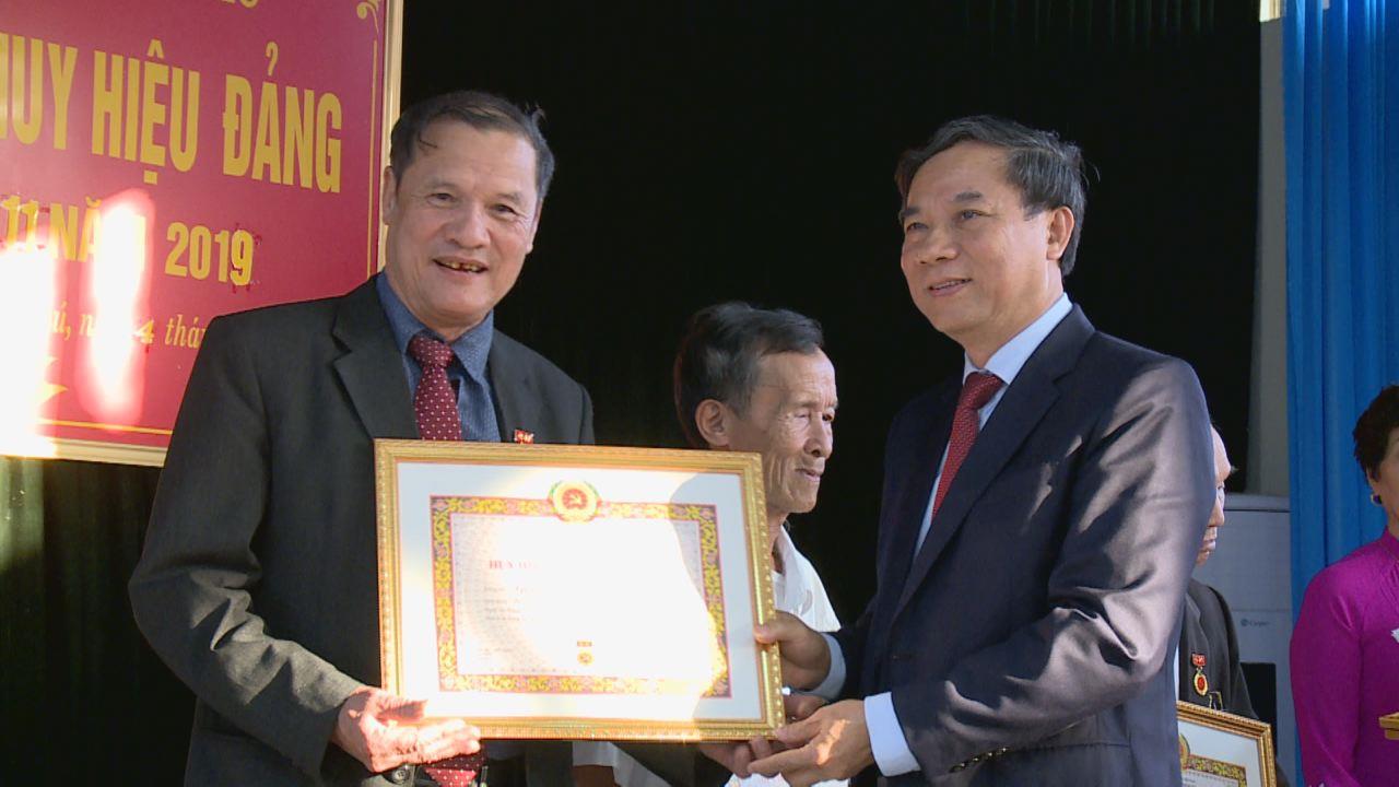 Phó Bí thư Thường trực Tỉnh ủy Nguyễn Hữu Quất trao tặng Huy hiệu Đảng tại Gia Bình