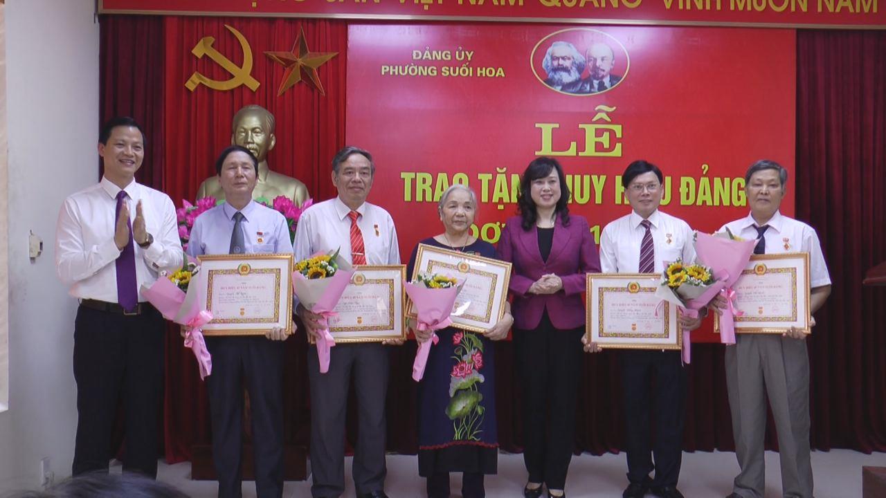 Phó Bí thư Tỉnh ủy Đào Hồng Lan trao Huy hiệu Đảng tại phường Suối Hoa