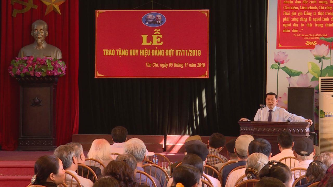 Bí thư Tỉnh ủy trao tặng Huy hiệu Đảng tại xã Tân Chi