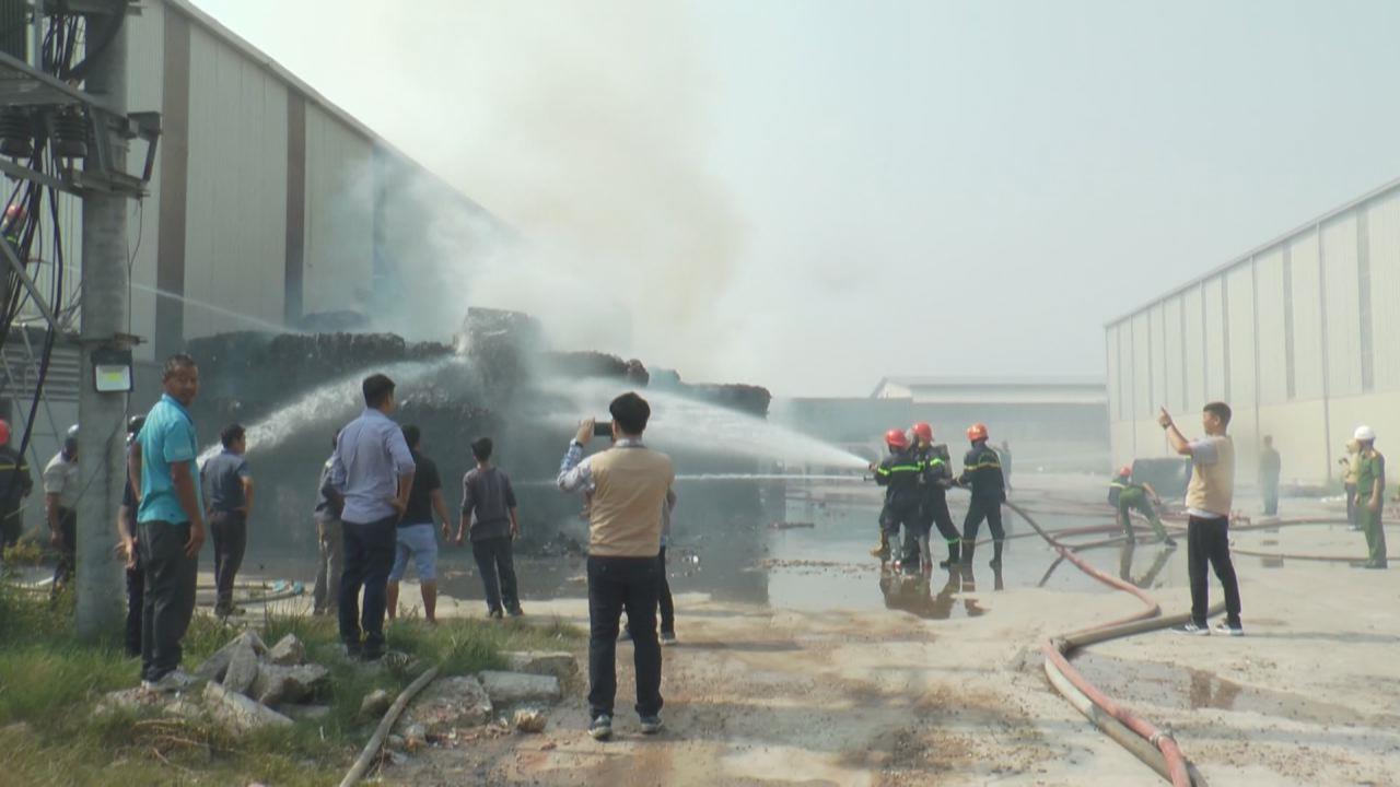 Cháy cơ sở thu mua phế liệu tại Yên Phong