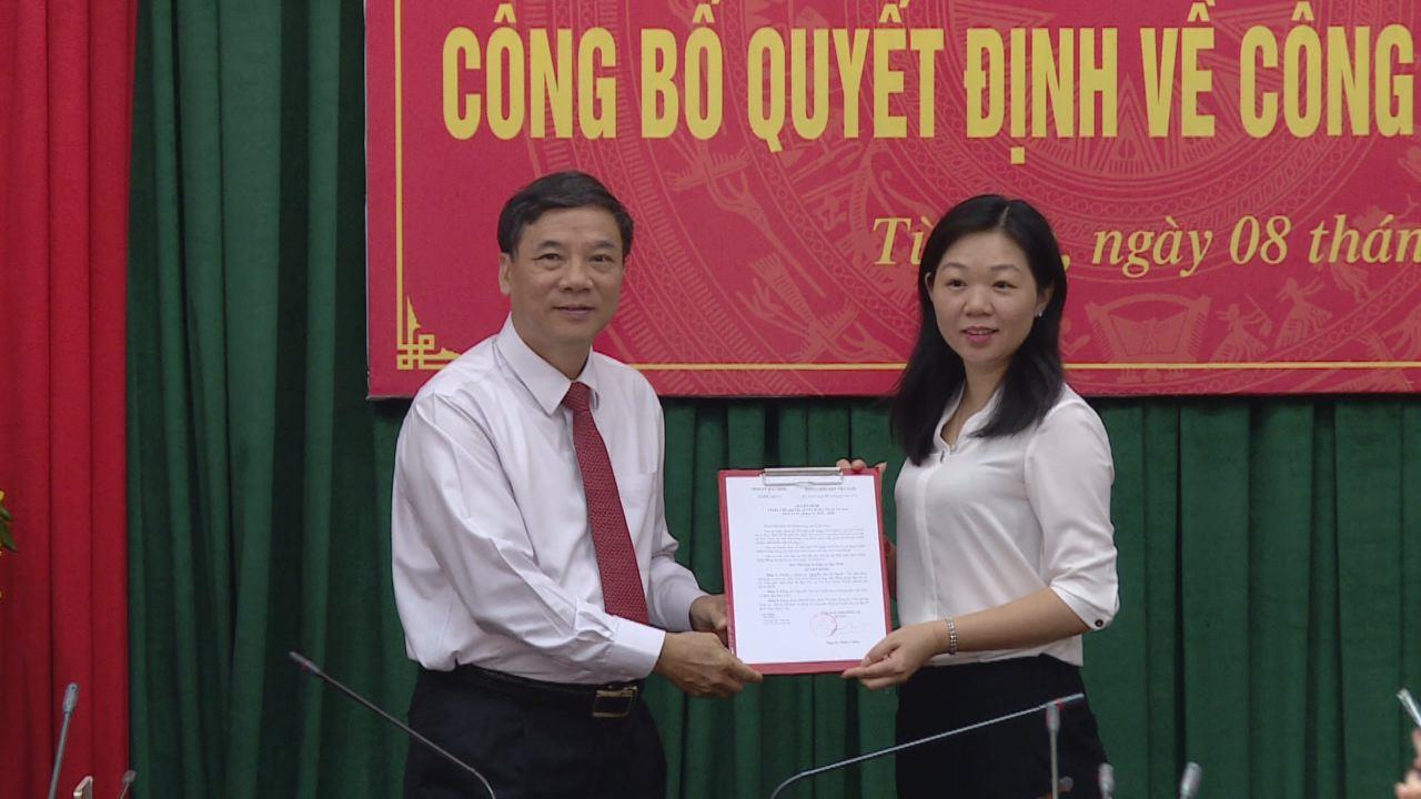 Đồng chí Nguyễn Hữu Quất, trao Quyết định Phó Bí thư Thị ủy Từ Sơn