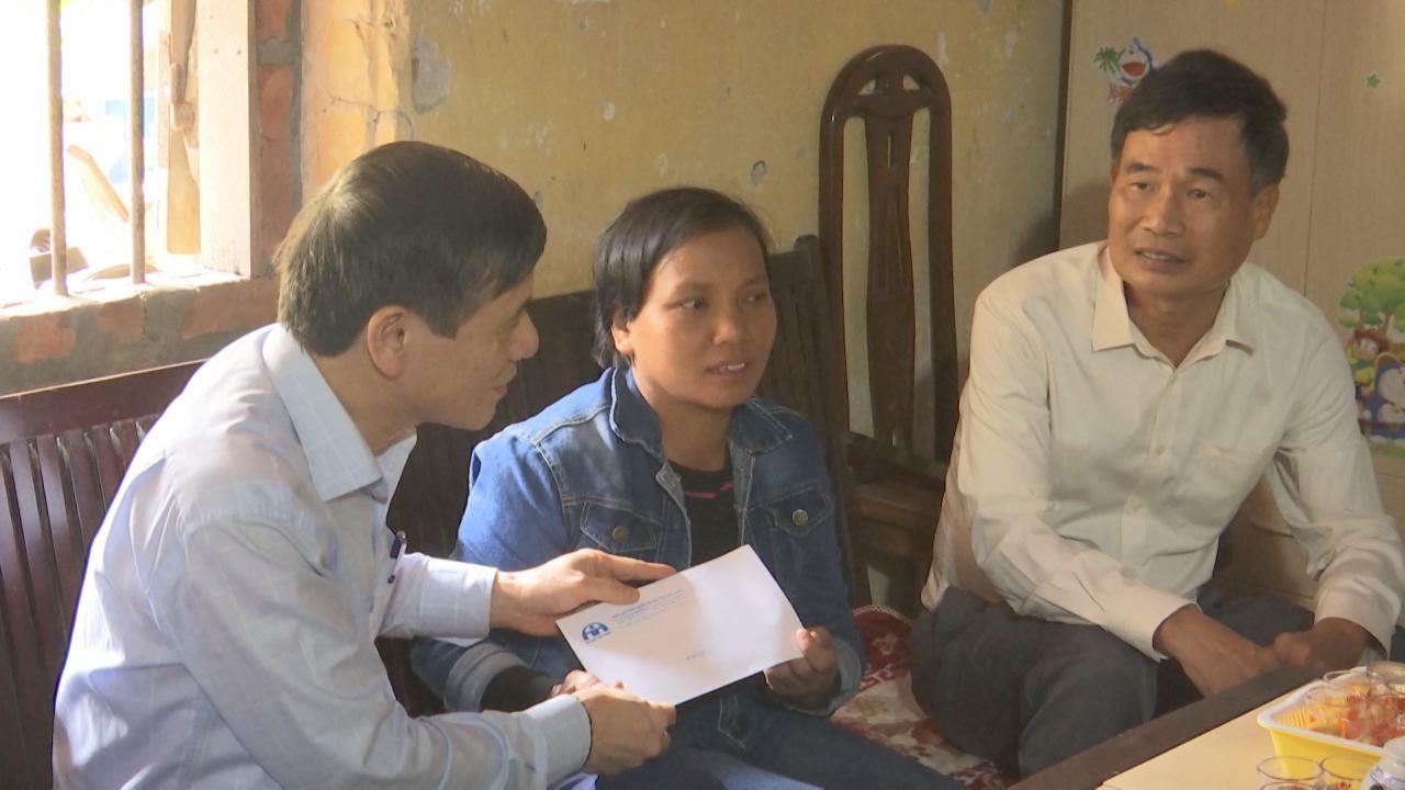 Ban ATGT tỉnh thăm gia đình có nạn nhân tử vong vì tai nạn giao thông