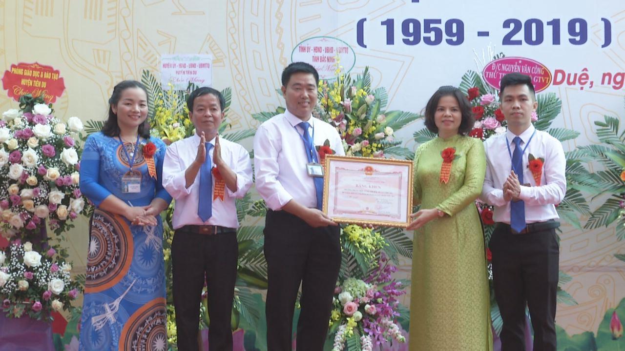 Chủ tịch UBND tỉnh Nguyễn Hương Giang dự lễ kỷ niệm 60 năm thành lập trường THCS Nội Duệ