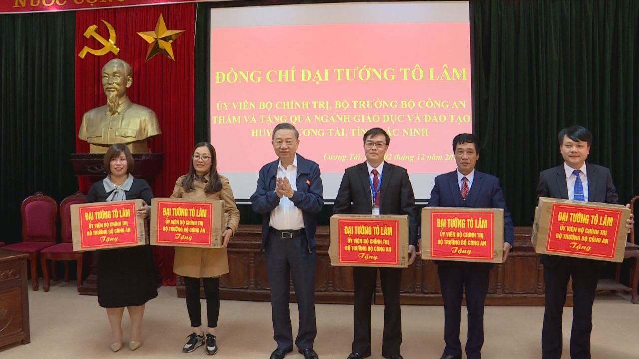 Bộ trưởng Tô Lâm trao tặng máy tính cho ngành Giáo dục huyện Lương Tài