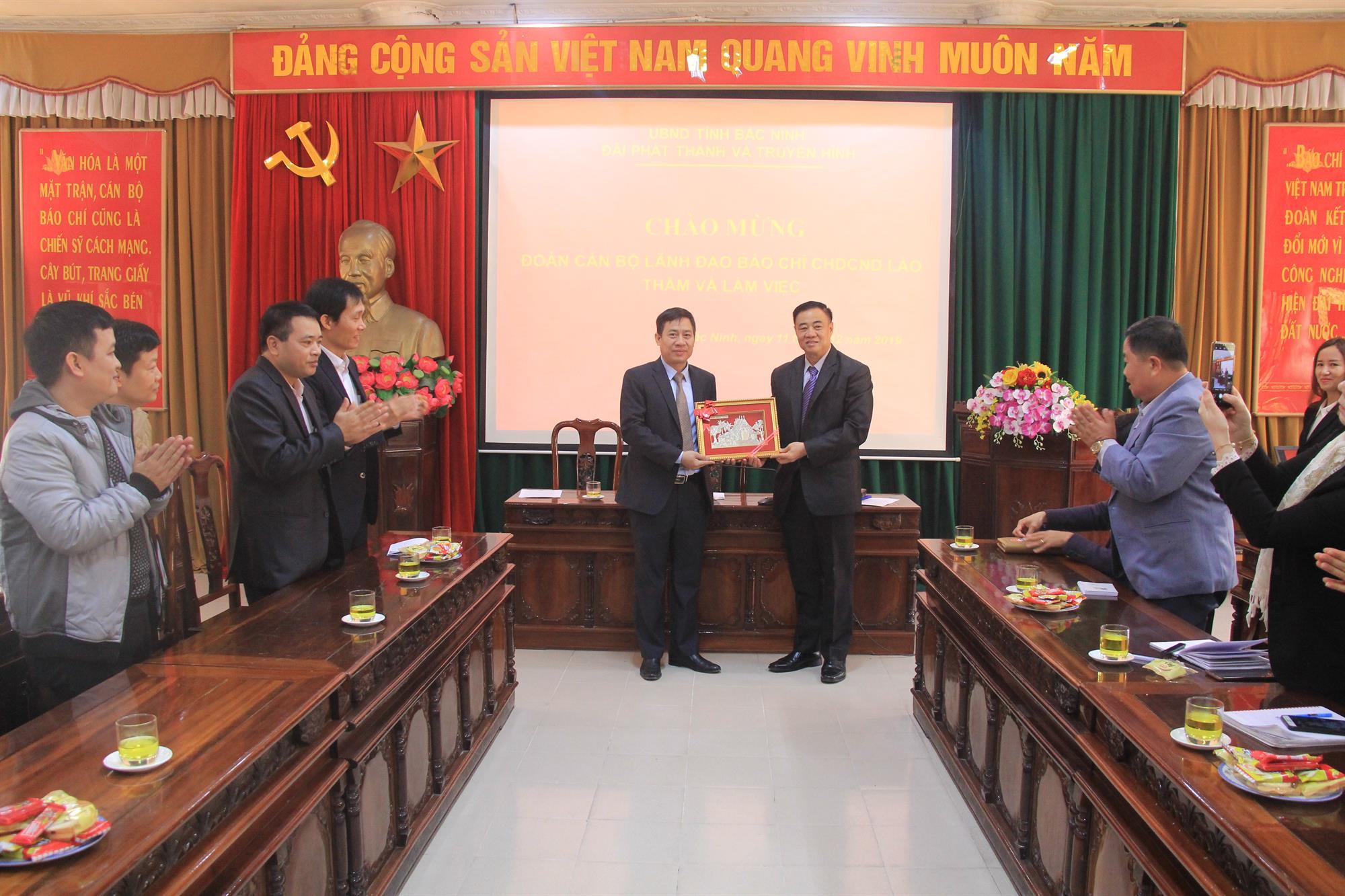 Lãnh đạo Đài PTTH Bắc Ninh tiếp Đoàn cán bộ lãnh đạo  quản lý báo chí CHDCND Lào
