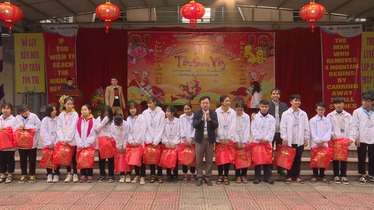 Trường THPT Yên Phong 1 tổ chức chương trình xuân yêu thương