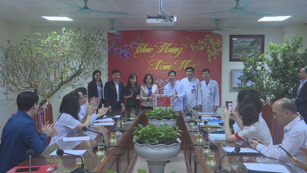 Chủ tịch UBND tỉnh thăm và tặng quà Tết Bệnh viện Sản Nhi tỉnh