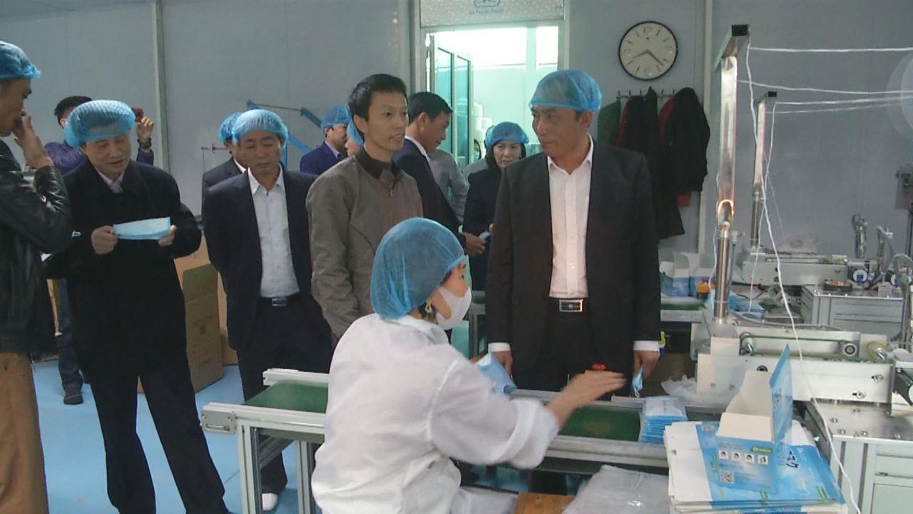 Phó Chủ tịch UBND tỉnh Nguyễn Văn Phong thăm,  kiểm tra tình hình sản xuất khẩu trang y tế