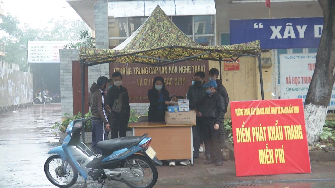 Phát miễn phí khẩu trang y tế cho nhân dân
