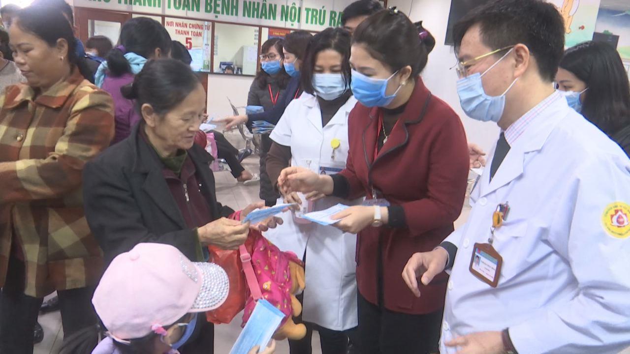 Hội LHPN tỉnh tặng 25.000 khẩu trang y tế cho Bệnh viện Sản Nhi