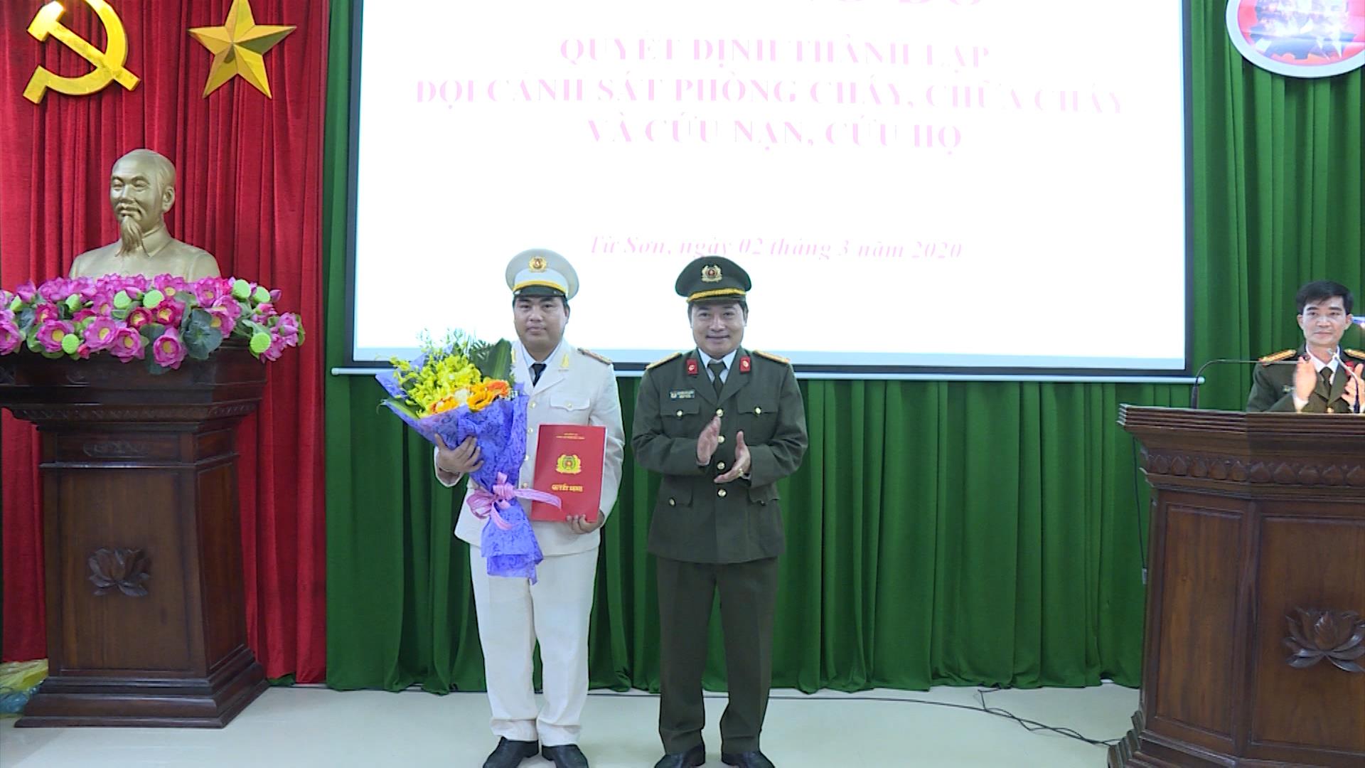 Công bố Quyết định thành lập đội PCCC và CNCH  thuộc Công an thành phố Bắc Ninh và Công an thị xã Từ Sơn