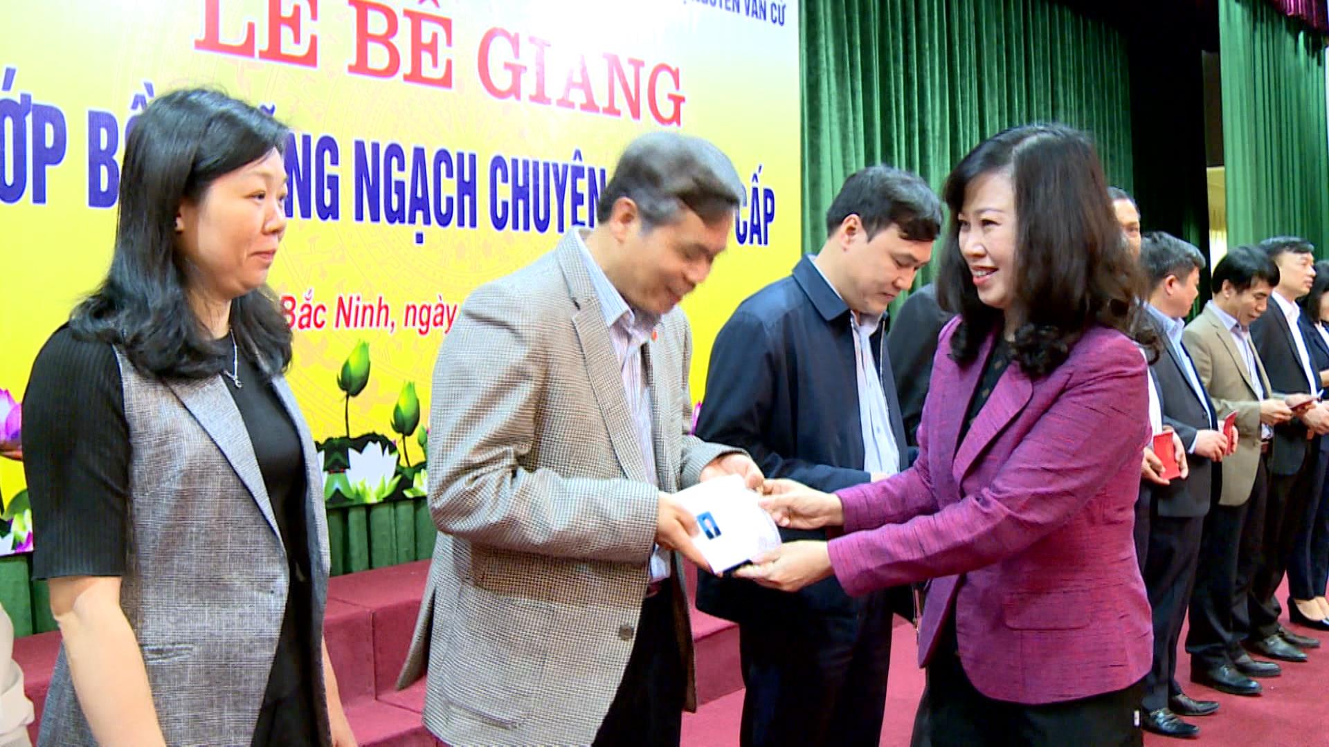 Bế giảng lớp Bồi dưỡng ngạch chuyên viên cao cấp