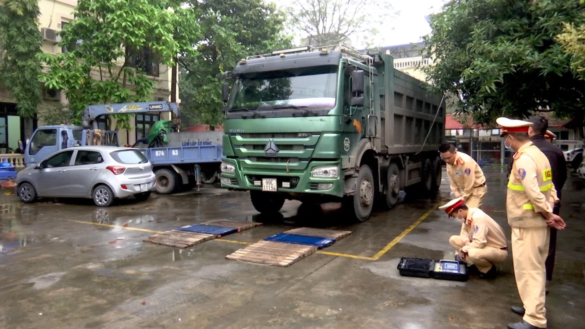 Xử lý 05 trường hợp xe quá tải trên tuyến Quốc lộ 1A