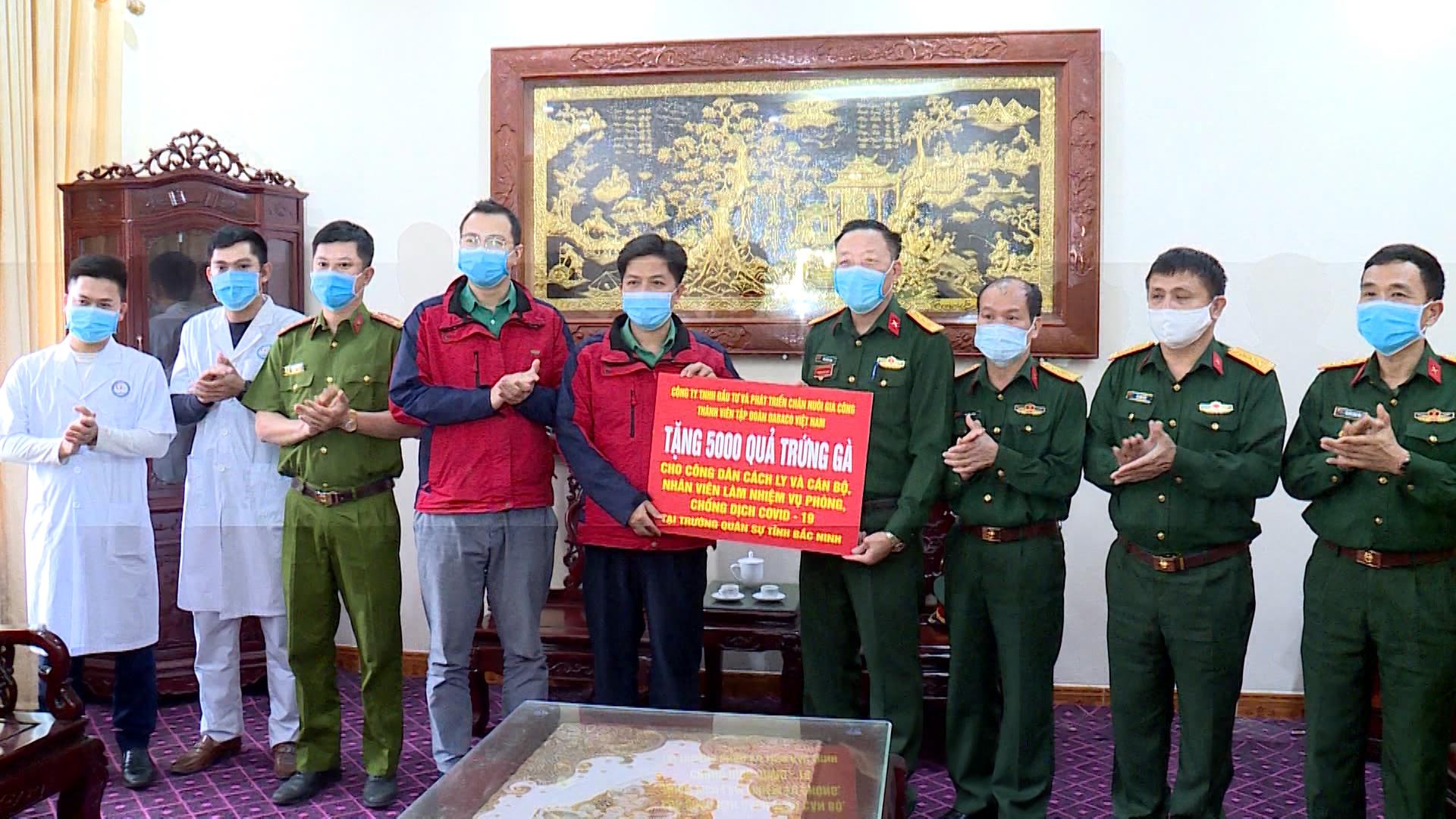 Những nghĩa cử đẹp chung tay phòng, chống COVID-19
