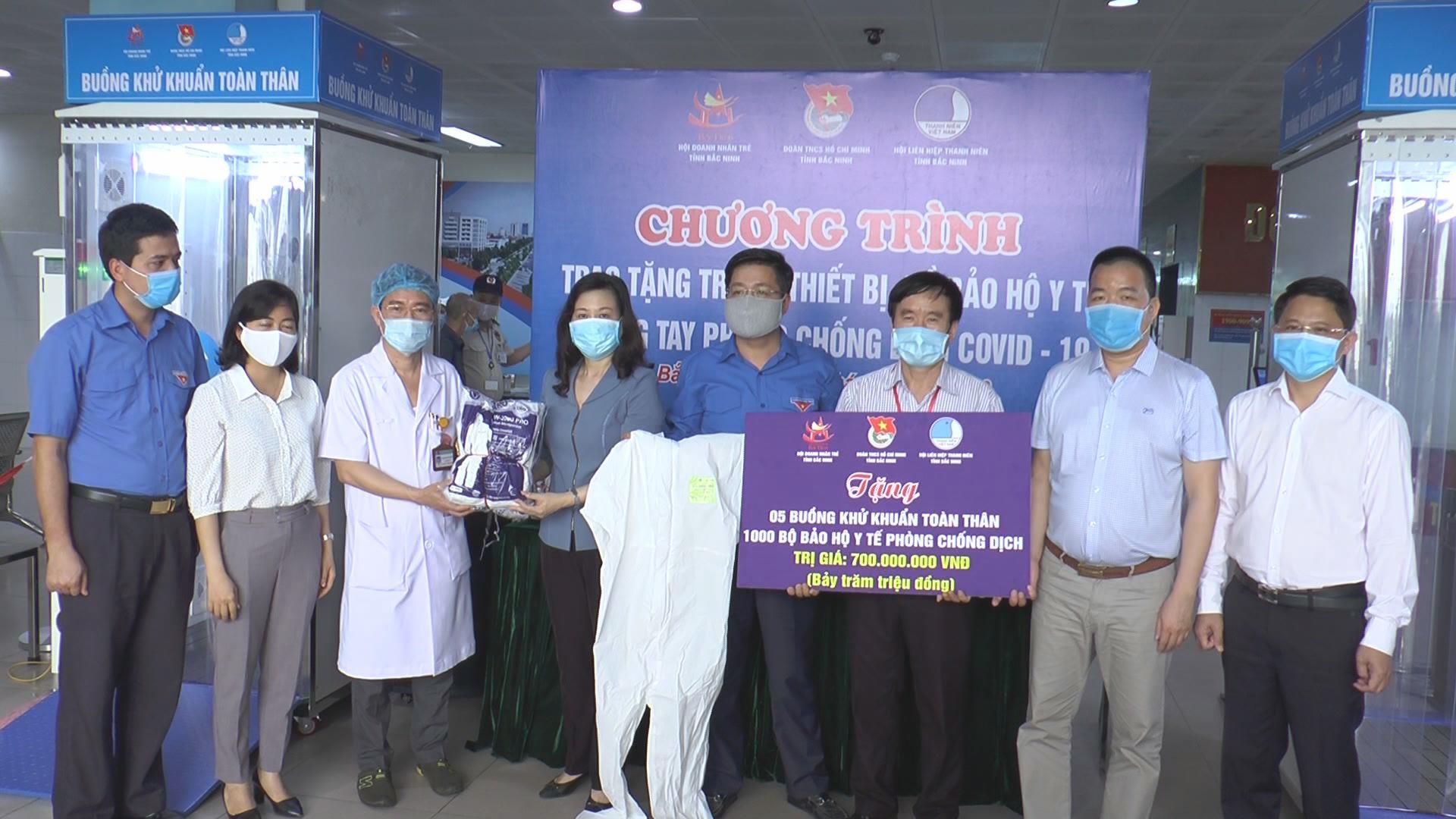 Trao tặng trang thiết bị, đồ bảo hộ y tế chung tay phòng chống dịch Covid-19