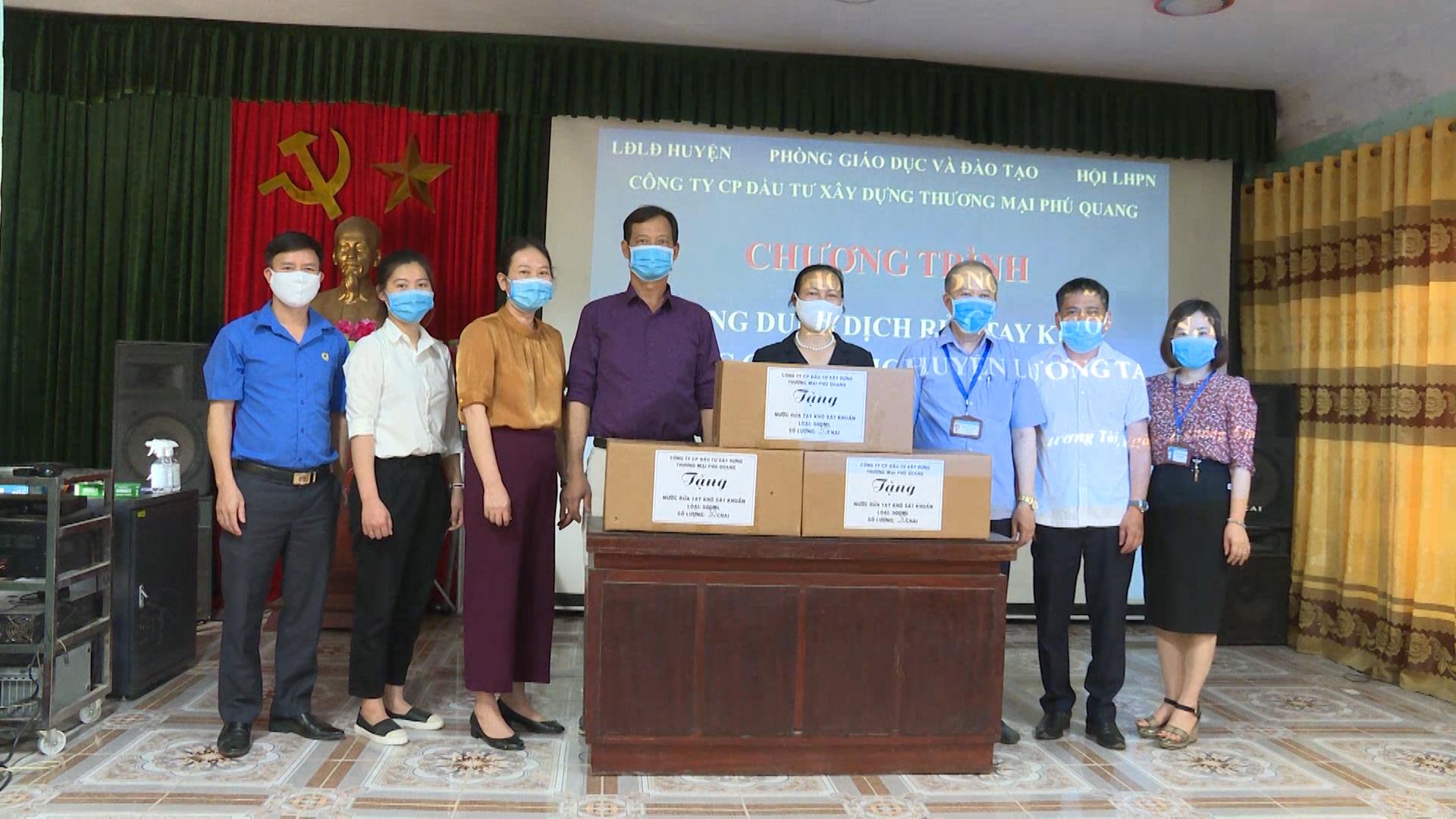 Lương Tài tặng hơn 4 nghìn lọ dung dịch rửa tay khô cho ngành Giáo dục